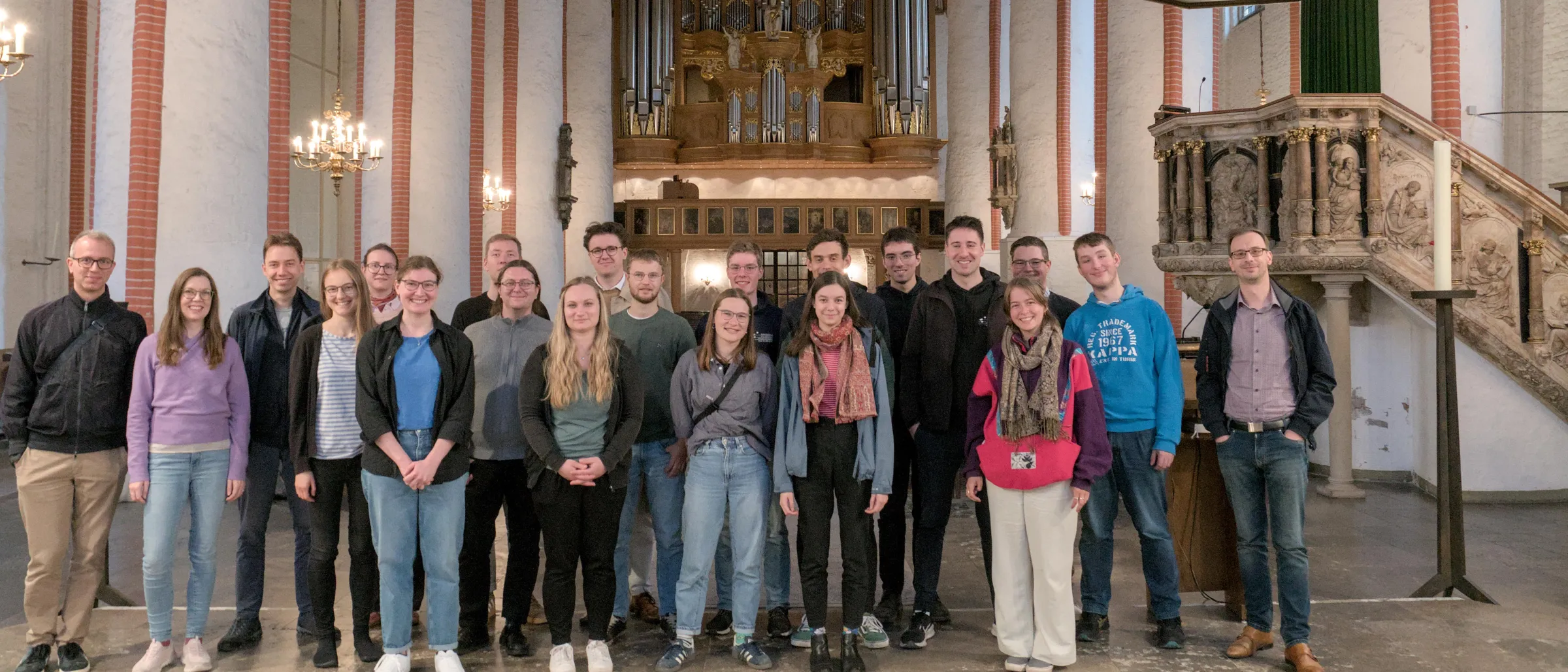 Gruppenbild der Studierenden der EHK im Altarraum einer Kirche vor einer großen Orgel
