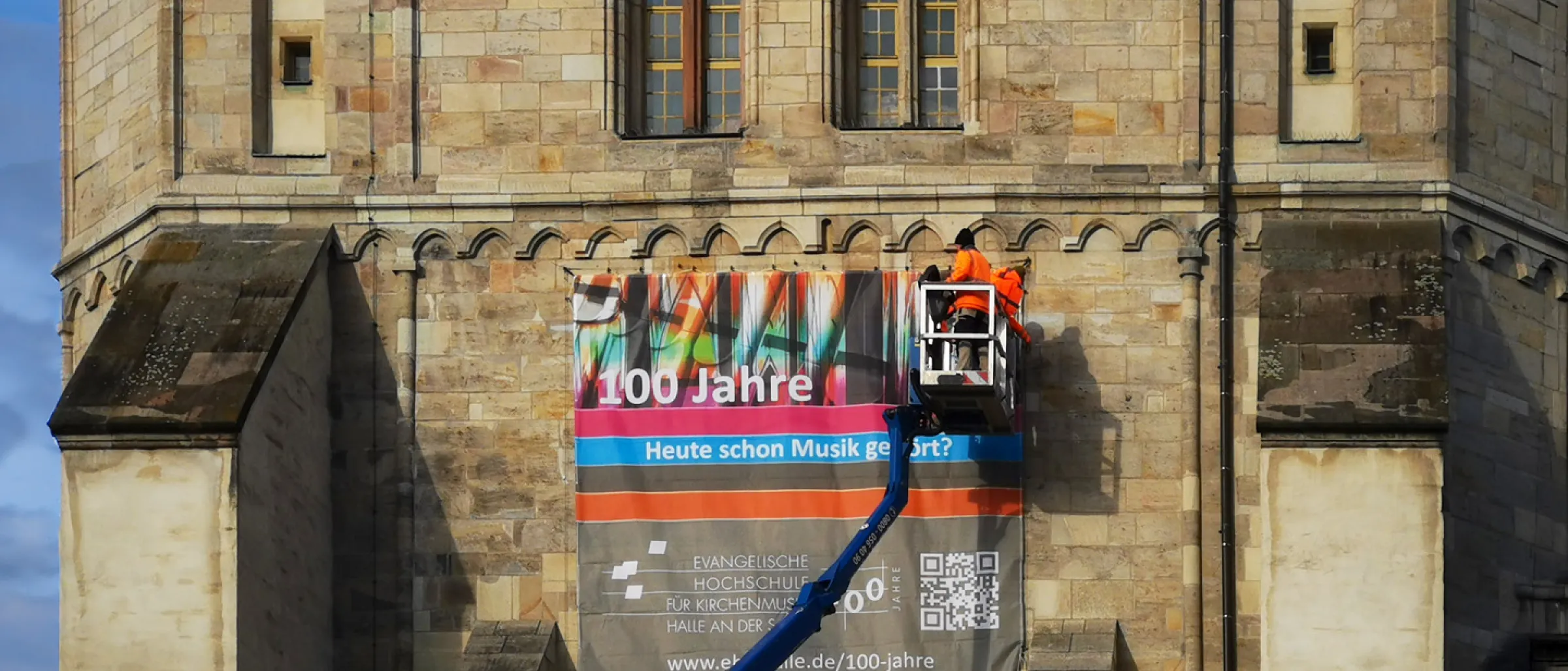 Jubiläums-Banner an der halleschen Marktkirche