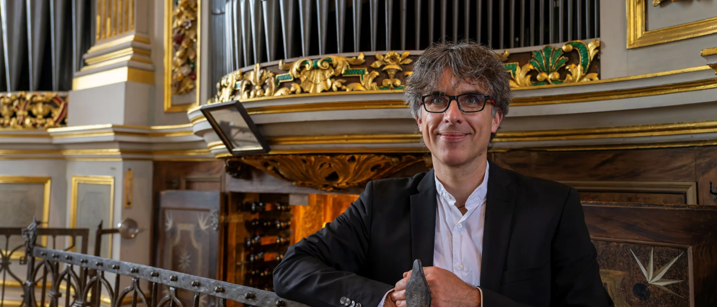 Albrecht Koch vor einer Orgel