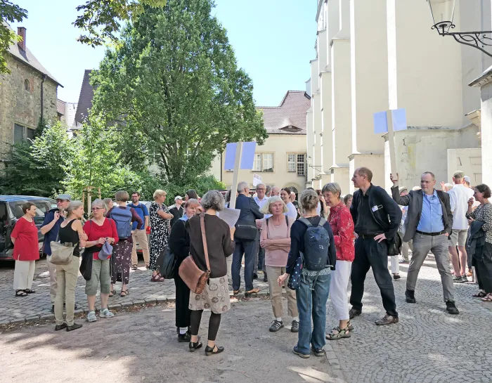 nach dem Gottesdienst im Domhof 