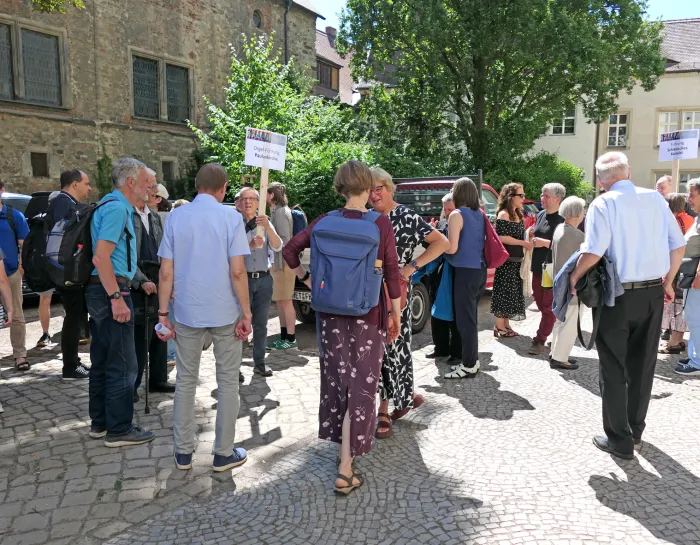 nach dem Gottesdienst im Domhof 