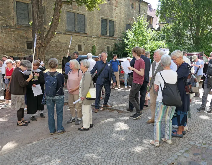 nach dem Gottesdienst im Domhof 