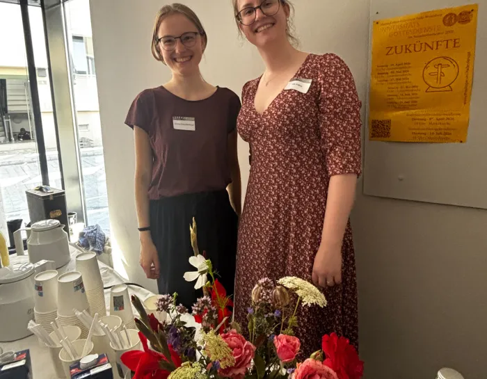 EHK-Foyer mit 2 Studentinnen