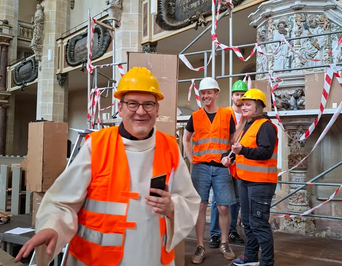Prof. Dr. Dremel als "Bauleiter" im Dom
