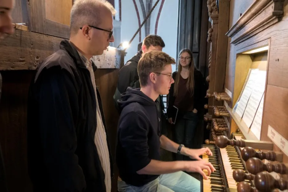 Orgelspiel auf einer alten Orgel