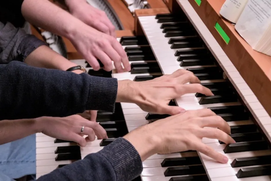 Mehrhändiges Orgelspiel