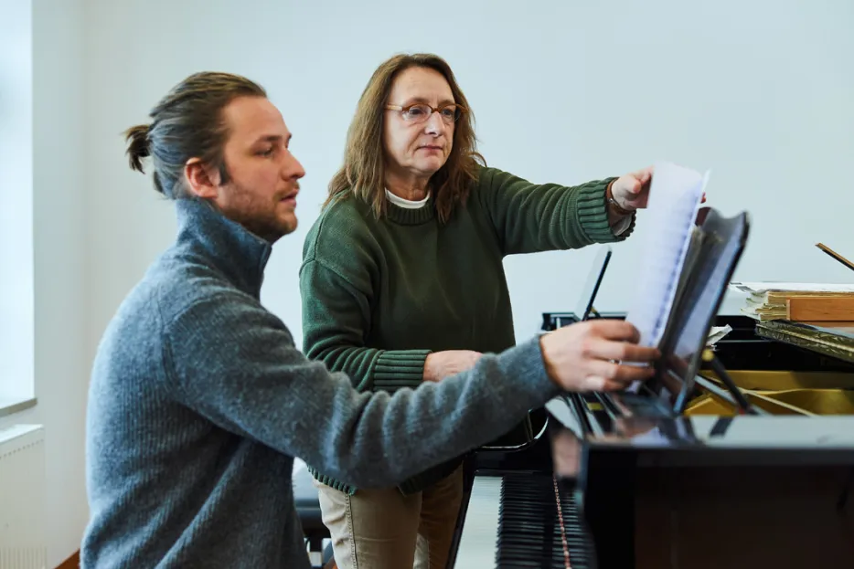 Unterricht am Klavier, Student mit Dozentin
