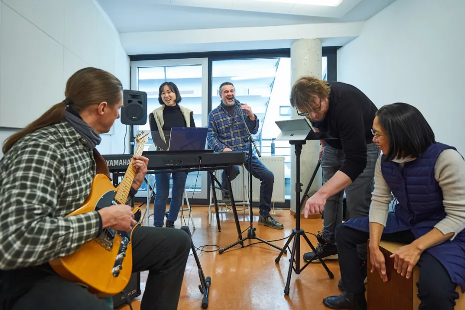 gemeinsames Musizieren mit Keyboard, E-Gitarre, Gesang und Cajon