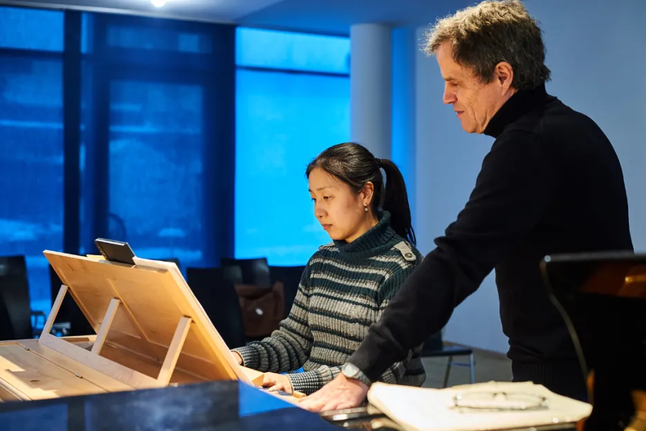 Klavierunterricht, Studierende am Klavier mit Dozent