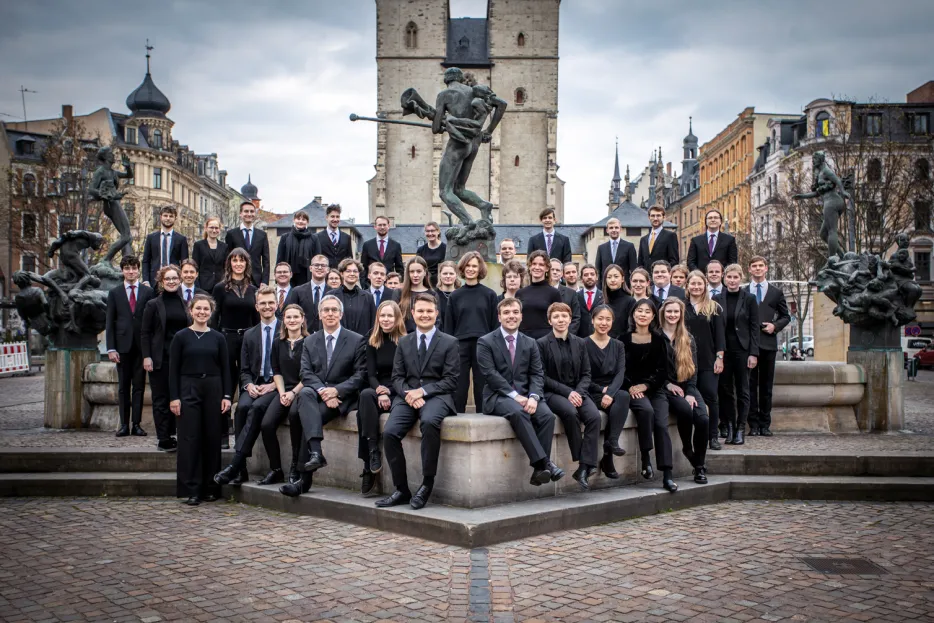 Chor der EHK vor dem Göbelbrunnen in Halle (Saale).