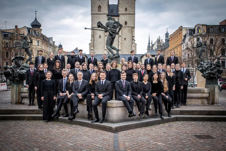 Konzertchor der EHK vor dem Göbel-Brunnen in Halle