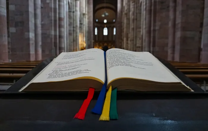 Aufgeschlagene Bibel in Kirchenschiff