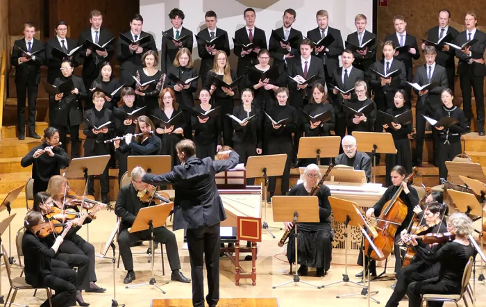 Absolvent dirigiert Chor und Orchester